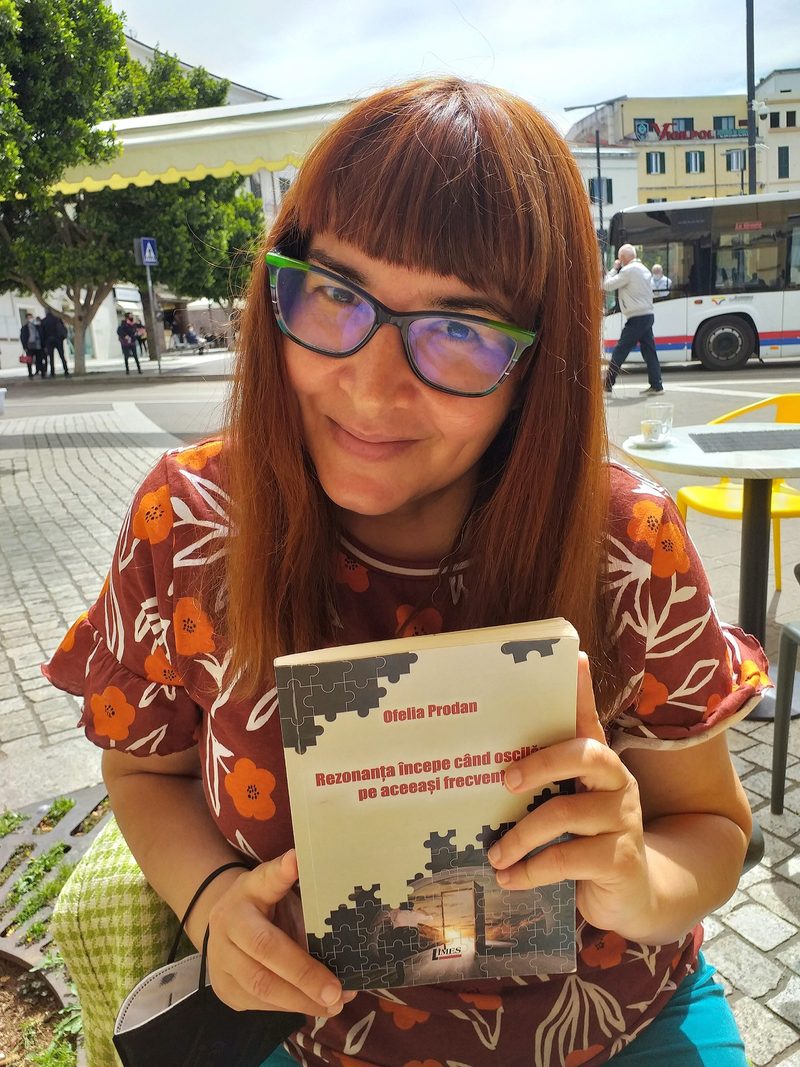 Traduceri: Ofelia Prodan - Poeme din „Rezonanța începe când oscilăm pe aceeași frecvență”