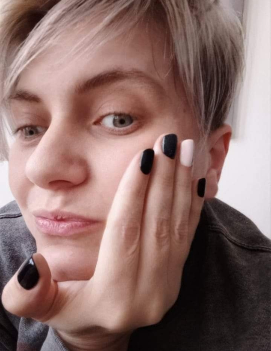 Laura Cătălina Dragomir: „Toți putem participa la poezie, fie și doar ca manieră de-a împărți cu ceilalți stări”